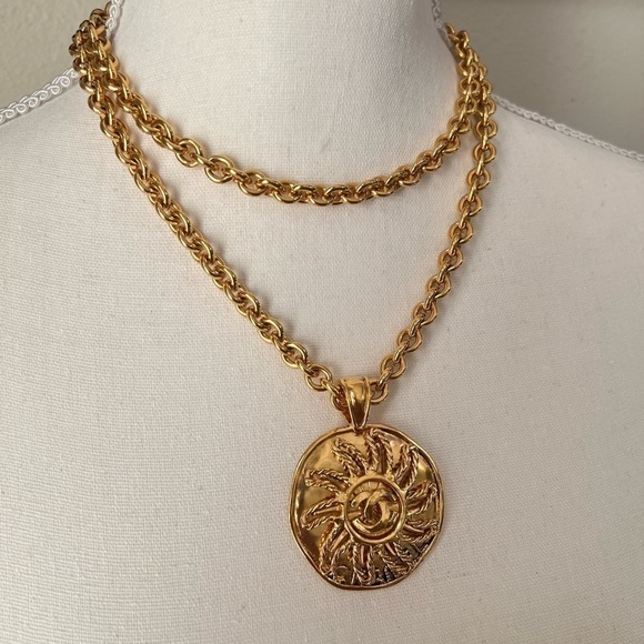 CHANEL Vintage CC Logo Sun Motif Pendant Necklace - Picture 1 of 9